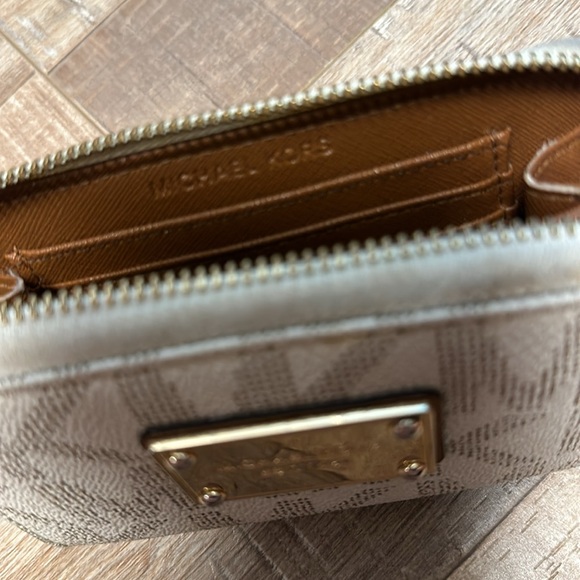Michael Kors, small wallet, wristlet cream color with gold accents - Picture 4 of 4